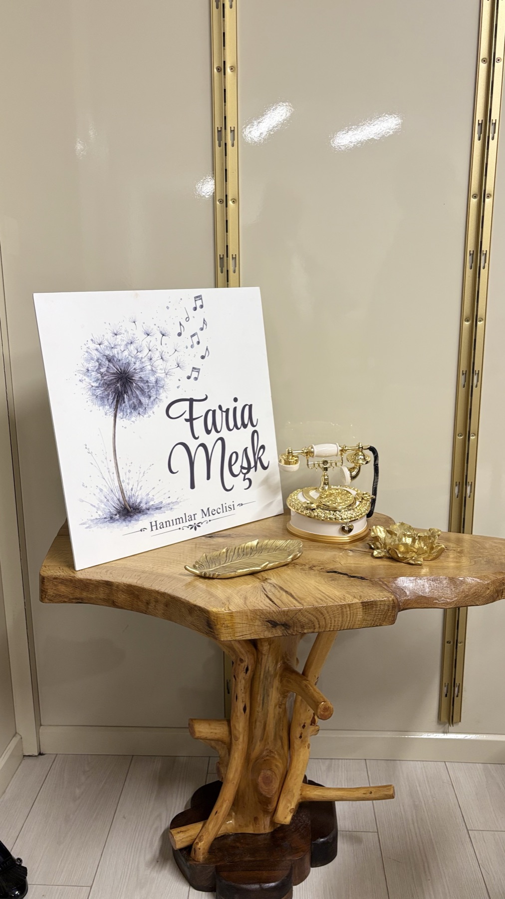 Faria Meşk'in karahindiba desenli logo tablosu