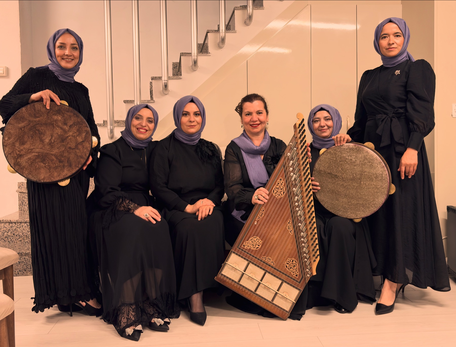 Faria Meşk — kanun ve bendirlerle grup portresi